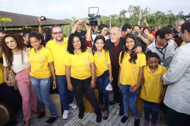 O Parque Estadual do Utinga (PEUt) o mais importante espaço de preservação e estudo da biodiversidade dentro da Região Metropolitana de Belém será reaberto à população a partir desta sexta,16, a partir das 16h30, com apresentações artísticas, com o Boi Veludinho, crianças do Pro Paz e a premiada Orquestra Sinfônica do Theatro da Paz. A apresentação será em um espaço ao ar livre e não será necessária a retirada de ingressos, por esse motivo, a recomendação é que o público chegue cedo, porque a entrada será fechada quando o espaço estiver lotado. 

FOTO: THIAGO GOMES / AG PARÁ 
DATA: 16.03.2018 
BELÉM - PARÁ <div class='credito_fotos'>Foto: Thiago Gomes /Ag. Pará   |   <a href='/midias/2018/originais/bdfc6459-04ad-46ed-ad50-d3956ae4b577.jpg' download><i class='fa-solid fa-download'></i> Download</a></div>