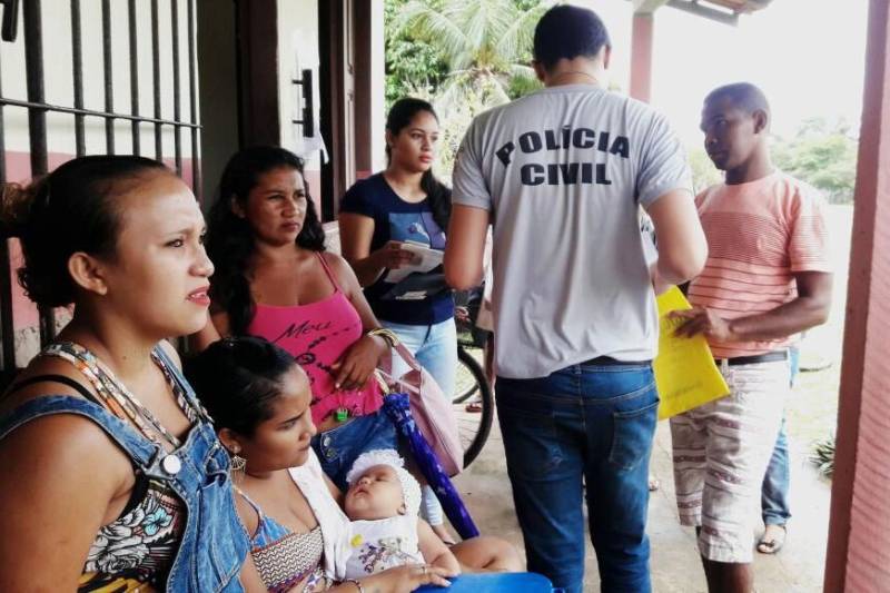 A Polícia Civil iniciou nesta quinta-feira (15) o Projeto Delegacia Itinerante Marajó, em Salvaterra, município do Arquipélago do Marajó. Realizado em parceria com a Secretaria Municipal de Promoção e Assistência Social de Salvaterra, o projeto tem por objetivo percorrer as principais comunidades rurais e quilombolas do município para expandir os serviços prestados pela Delegacia Especializada em Atendimento à Mulher (Deam), sediada em Soure, e que atende aos municípios do lado oriental do Marajó. 

FOTO: ASCOM POLÍCIA CIVIL
DATA: 15.03.2018
SALVATERRA - PARÁ <div class='credito_fotos'>Foto: Ascom Polícia Civil   |   <a href='/midias/2018/originais/be69a367-6c02-446d-8464-0472cee22a05.jpg' download><i class='fa-solid fa-download'></i> Download</a></div>