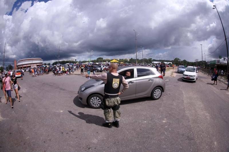 O Clube do Remo venceu o Paysandu por 2 a 1 na tarde deste domingo, partida realizada no Estádio Mangueirão, e largou na frente pelo título do Campeonato Paraense de 2018. Na foto, agentes do Departamento de Trânsito (Detran).

FOTO: THIAGO GOMES / AG. PARÁ
DATA: 01.04.2018
BELÉM - PARÁ <div class='credito_fotos'>Foto: Thiago Gomes /Ag. Pará   |   <a href='/midias/2018/originais/bef68d84-172a-4495-984e-1ea904ddf883.jpg' download><i class='fa-solid fa-download'></i> Download</a></div>