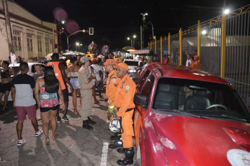 A terça-feira de Carnaval (13) nas praias do município de Barcarena foi marcada pelo trabalho de prevenção e de orientação aos frequentadores. Militares do Corpo de Bombeiros trabalharam intensamente no quarto dia da Operação Carnaval 2018 nas praias e blocos de rua, a fim de garantir a segurança de todos. A festa em Barcarena só terminará na Quarta-feira de Cinzas, com atrações musicais. As praias de Caripi, Vila do Conde, Cupiranga e Sirituba receberam o reforço do efetivo militar para atender os banhistas em qualquer situação. Com a tranquilidade nas praias, não houve registro de ocorrências graves, resultado do trabalho preventivo realizado pelo 6° Grupamento de Bombeiros Militar de Barcarena.

FOTO: ASCOM / CBMPA
DATA: 13.02.2018
VIGIA - PARÁ
 <div class='credito_fotos'>Foto: ASCOM / CBMPA   |   <a href='/midias/2018/originais/bf0795be-6ea8-4de1-b34d-36a8f6b181f2.jpg' download><i class='fa-solid fa-download'></i> Download</a></div>