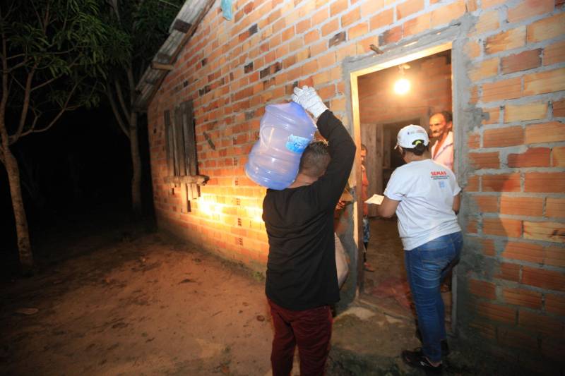 Moradores das comunidades de Bom Futuro, Vila Nova e Bujaruba, em Barcarena, já receberam os primeiros garrafões de água potável. A entrega foi feita pela Defesa Civil do Estado, em parceria com a prefeitura da cidade no fim da tarde desta sexta-feira, 23. A distribuição de água potável aos moradores é uma das medidas emergenciais determinadas pelo Grupo de Trabalho do Governo do Estado à mineradora Hydro Alunorte. Composto por vários órgãos do Estado para atuação conjunta e integrada, o grupo tem como foco principal a saúde das pessoas das comunidades próximas do local e do meio ambiente, realizando ações imediatas e monitoramento permanente, além de solicitar a tomada de medidas preventivas, por conta do alto volume de chuvas nesse período.

FOTO: MÁCIO FERREIRA/AG. PARÁ
DATA: 23.02.2018
BARCARENA - PARÁ <div class='credito_fotos'>Foto: MÁCIO FERREIRA/ AG. PARÁ   |   <a href='/midias/2018/originais/bf1ba361-d4f3-45b4-a7a9-1a1486a89f25.jpg' download><i class='fa-solid fa-download'></i> Download</a></div>