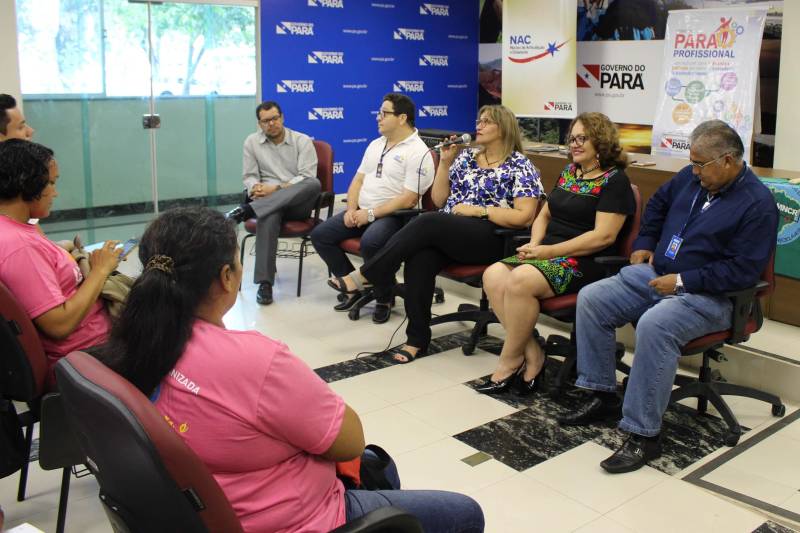 Alunos do curso de “Técnicas de gestão de resíduos sólidos” e de “Boas práticas higiênico sanitárias dos alimentos” foram certificados pelo Programa Pará Profissional. Ao todo, 32 concluintes estiveram presentes na cerimônia, que ocorreu no auditório da Casa Civil, na quinta-feira (28). O Programa Pará Profissional é um dos instrumentos utilizados no combate à desigualdade inter-regional no Estado, por meio da qualificação profissional da mão de obra local. Coordenado pela Secretaria de Estado de Ciência, Tecnologia e Educação Profissional e Tecnológica (Sectet), o programa é amparado pela Lei 8.427, de 16 de novembro de 2016. As ofertas de cursos são feitas de acordo com as demandas vindas dos setores produtivos de cada região do estado, mediante oficinas, reuniões e solicitações diretas das prefeituras.

FOTO: ERIKA TORRES / ASCOM NAC
DATA: 01.03.2018
BELÉM - PARÁ <div class='credito_fotos'>Foto: ERIKA TORRES / ASCOM NAC   |   <a href='/midias/2018/originais/bf2654cc-7587-4736-b259-c80950521964.jpg' download><i class='fa-solid fa-download'></i> Download</a></div>