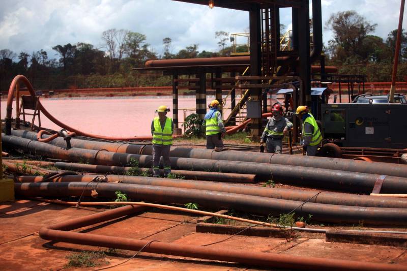 Iniciou neste sábado, 24, o prazo que o Governo do Estado deu para que a empresa de alumínio Hydro Alunorte adote procedimentos e mecanismos seguros ambientalmente, a fim de que as bacias de resíduos da empresa baixem os níveis em pelo menos um metro – o que é definido tecnicamente como padrão de segurança com comprovação permanente da redução e manutenção dos níveis. Uma equipe de fiscalização da Secretaria de Estado de Meio Ambiente e Sustentabilidade (Semas) está no município para fazer o monitoramento dos níveis das bacias do sistema de tratamento dos rejeitos da Bauxita. "Vamos montar equipes para, de duas em duas horas, avaliar o nível das bacias. Em caso de chuva o monitoramento será feito de uma em uma hora", explicou Rejiane Santos, geóloga da Diretoria de Licenciamento Ambiental da Semas.

FOTO: IGOR BRANDÃO / AG PARÁ
DATA: 24.02.2018
BELÉM - PARÁ <div class='credito_fotos'>Foto: IGOR BRANDÃO / AG. PARÁ   |   <a href='/midias/2018/originais/bf57dcf8-e845-413b-9dcd-e79dada965b9.jpg' download><i class='fa-solid fa-download'></i> Download</a></div>