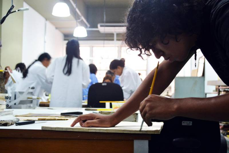 Estão abertas as inscrições para as oficinas (foto) de higienização e restauro de Acervo Bibliográfico do mês março, realizadas no Centur. Até dia 27 de fevereiro as inscrições podem ser feitas no site da Fundação Cultural do Pará (FCP). Todos os meses a Biblioteca Arthur Vianna disponibiliza essas oficinas para que acadêmicos e o público em geral possam aprender a conservar, higienizar e restaurar obras literárias.

FOTO: LUCAS MOTA / ASCOM FCP
DATA: 20.02.2018
BELÉM - PARÁ <div class='credito_fotos'>Foto: LUCAS MOTA / ASCOM FCP   |   <a href='/midias/2018/originais/bf753607-c427-491d-9c96-e5e8bf8bee6c.jpg' download><i class='fa-solid fa-download'></i> Download</a></div>