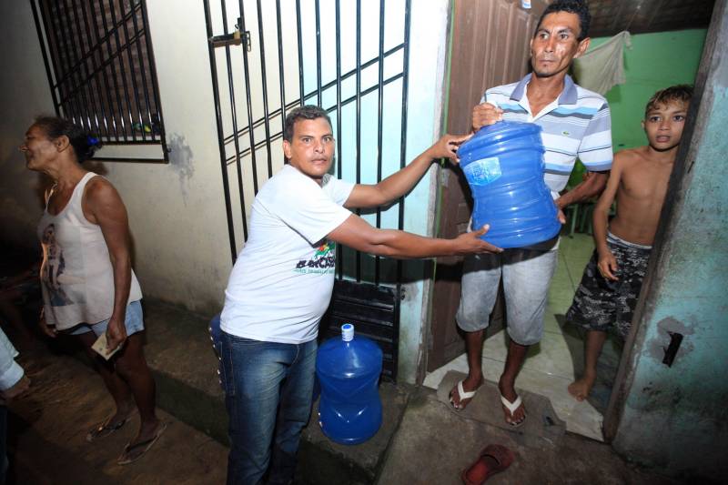 Moradores das comunidades de Bom Futuro, Vila Nova e Bujaruba, em Barcarena, já receberam os primeiros garrafões de água potável. A entrega foi feita pela Defesa Civil do Estado, em parceria com a prefeitura da cidade no fim da tarde desta sexta-feira, 23. A distribuição de água potável aos moradores é uma das medidas emergenciais determinadas pelo Grupo de Trabalho do Governo do Estado à mineradora Hydro Alunorte. Composto por vários órgãos do Estado para atuação conjunta e integrada, o grupo tem como foco principal a saúde das pessoas das comunidades próximas do local e do meio ambiente, realizando ações imediatas e monitoramento permanente, além de solicitar a tomada de medidas preventivas, por conta do alto volume de chuvas nesse período.

FOTO: MÁCIO FERREIRA/AG. PARÁ
DATA: 23.02.2018
BARCARENA - PARÁ <div class='credito_fotos'>Foto: MÁCIO FERREIRA/ AG. PARÁ   |   <a href='/midias/2018/originais/bfd69742-9e42-49ea-b645-42c1edfaa2e1.jpg' download><i class='fa-solid fa-download'></i> Download</a></div>