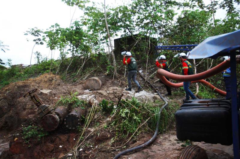 Iniciou neste sábado, 24, o prazo que o Governo do Estado deu para que a empresa de alumínio Hydro Alunorte adote procedimentos e mecanismos seguros ambientalmente, a fim de que as bacias de resíduos da empresa baixem os níveis em pelo menos um metro – o que é definido tecnicamente como padrão de segurança com comprovação permanente da redução e manutenção dos níveis. Uma equipe de fiscalização da Secretaria de Estado de Meio Ambiente e Sustentabilidade (Semas) está no município para fazer o monitoramento dos níveis das bacias do sistema de tratamento dos rejeitos da Bauxita. "Vamos montar equipes para, de duas em duas horas, avaliar o nível das bacias. Em caso de chuva o monitoramento será feito de uma em uma hora", explicou Rejiane Santos, geóloga da Diretoria de Licenciamento Ambiental da Semas.

FOTO: IGOR BRANDÃO / AG PARÁ
DATA: 24.02.2018
BELÉM - PARÁ
 <div class='credito_fotos'>Foto: IGOR BRANDÃO / AG. PARÁ   |   <a href='/midias/2018/originais/bfe1147a-c040-4f13-9e6c-8ca5c44ef641.jpg' download><i class='fa-solid fa-download'></i> Download</a></div>