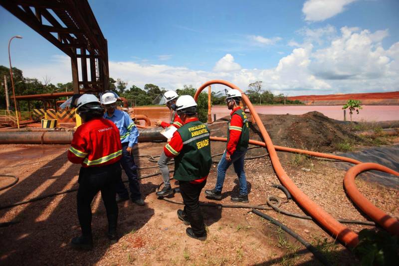 Iniciou neste sábado, 24, o prazo que o Governo do Estado deu para que a empresa de alumínio Hydro Alunorte adote procedimentos e mecanismos seguros ambientalmente, a fim de que as bacias de resíduos da empresa baixem os níveis em pelo menos um metro – o que é definido tecnicamente como padrão de segurança com comprovação permanente da redução e manutenção dos níveis. Uma equipe de fiscalização da Secretaria de Estado de Meio Ambiente e Sustentabilidade (Semas) está no município para fazer o monitoramento dos níveis das bacias do sistema de tratamento dos rejeitos da Bauxita. "Vamos montar equipes para, de duas em duas horas, avaliar o nível das bacias. Em caso de chuva o monitoramento será feito de uma em uma hora", explicou Rejiane Santos, geóloga da Diretoria de Licenciamento Ambiental da Semas.

FOTO: IGOR BRANDÃO / AG PARÁ
DATA: 24.02.2018
BELÉM - PARÁ <div class='credito_fotos'>Foto: IGOR BRANDÃO / AG. PARÁ   |   <a href='/midias/2018/originais/c1701691-346c-48d0-9c37-0fed2f660cc6.jpg' download><i class='fa-solid fa-download'></i> Download</a></div>