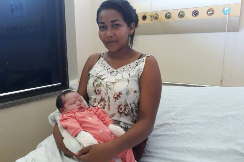 A auxiliar administrativo Ezama Piedade Furtado, 23 anos (foto), passou o Dia das Mães, neste domingo (13), com o mais precioso dos presentes: o filho, que nasceu de parto normal no último dia 5 na maternidade do Hospital Geral de Tailândia (HGT), no sudeste paraense, que realiza uma média mensal de 120 partos.

FOTO: ASCOM HGT
DATA: 11.05.2018
TAILÂNDIA - PARÁ <div class='credito_fotos'>Foto: ASCOM HGT TAILÂNDIA   |   <a href='/midias/2018/originais/c1c1fb57-8499-43ec-9cd5-90ea3793de37.jpg' download><i class='fa-solid fa-download'></i> Download</a></div>