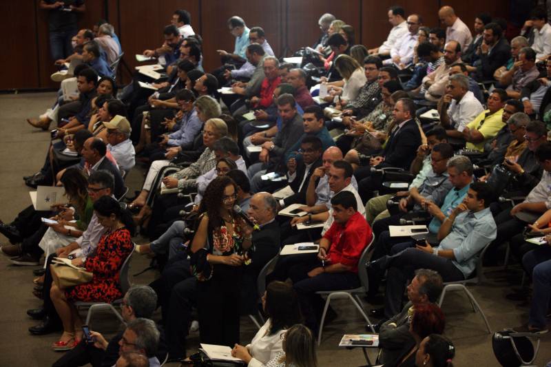 Foi aberta na manhã desta quarta-feira (7) a 3ª Reunião do Fórum Permanente de Prefeitas e Prefeitos dos Municípios Sustentáveis, que terá como tema central a governança compartilhada. O evento reúne gestores e técnicos dos 141 municípios que manifestaram interesse em adotar as diretrizes do programa e trará palestras e painéis com especialistas da área, além dos resultados alcançados com o auxílio do Programa Municípios Sustentáveis (PMS), gerido pela Secretaria Extraordinária de Municípios Sustentáveis (Semsu), principalmente no âmbito da gestão fiscal das prefeituras. A programação se estende até a quinta-feira (8), no Hangar Convenções e Feiras da Amazônia.

FOTO: SIDNEY OLIVEIRA / AG. PARÁ
DATA: 07.02.2018
BELÉM - PARÁ <div class='credito_fotos'>Foto: Sidney Oliveira/Ag. Pará   |   <a href='/midias/2018/originais/c1d7c6f9-841e-40f1-a2af-2f76bb43d332.jpg' download><i class='fa-solid fa-download'></i> Download</a></div>