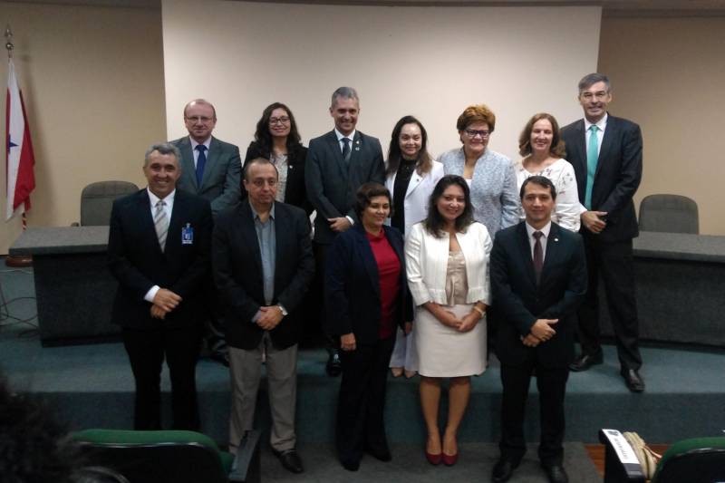 O Comitê de Trabalho das Escolas de Governo do Estado do Pará (Cotegep) está oficializado desde segunda-feira (5), quando gestores e representantes de órgãos federais, estaduais e municipais se reuniram no auditório da Escola de Governança Pública do Estado (EGPA) para a assinatura conjunta de um Protocolo de Intenções. O Comitê começou suas atividades debatendo a elaboração da Rede Amazônica das Escolas de Governao (Rameg), lançada em agosto de 2013, por ocasião dos 10 anos de criação da autarquia paraense. Com o objetivo de viabilizar, com maior eficácia e agilidade, a participação e o acesso do funcionalismo público a ações, programas e projetos de formação, desenvolvimento e qualificação profissional, além de intermediar o acesso à estrutura física e instrutoria a programas realizados por seus integrantes, o Comitê, até ser formalizado, atuava informalmente.

FOTO: RAFAEL SANTOS / ASCOM TCM
DATA: 07.02.2018
BELÉM - PARÁ <div class='credito_fotos'>Foto: RAFAEL SANTOS / ASCOM TCM   |   <a href='/midias/2018/originais/c2c711f7-1812-4544-869d-f135a32a8977.jpg' download><i class='fa-solid fa-download'></i> Download</a></div>