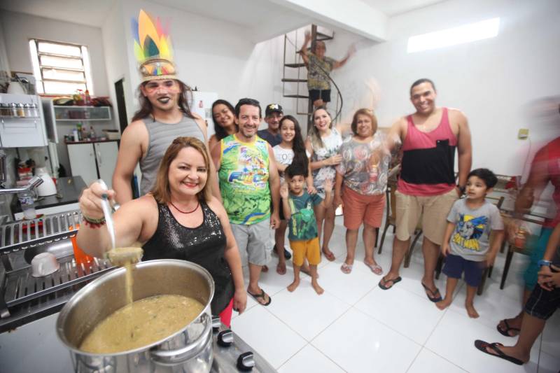 O professor Júlio Leal Gomes é natural de Vigia de Nazaré, no nordeste paraense, terra conhecida pela hospitalidade, principalmente em época festiva. Mantendo a tradição, no Carnaval Júlio e seus irmãos abrem a casa da família para amigos e outros parentes. Neste ano, o imóvel de quatro cômodos abrigou mais de 50 pessoas. Vigia tem um dos maiores e mais tradicionais carnavais do Pará. Nesta época do ano, a população do município, de 51.173 habitantes (Censo/IBGE), triplica com a chegada de brincantes oriundos de todo o Brasil, e os vigienses – igual coração de mãe - acolhem essa multidão. A estimativa é a cidade receber mais de 300 mil pessoas neste Carnaval. Na foto, a nutricionista Adélia Rodrigues.

FOTO: IGOR BRANDÃO / AG PARÁ
DATA: 13.02.2018
BELÉM - PARÁ <div class='credito_fotos'>Foto: IGOR BRANDÃO / AG. PARÁ   |   <a href='/midias/2018/originais/c2f400ff-28ac-4a78-8b28-2340cabb28ea.jpg' download><i class='fa-solid fa-download'></i> Download</a></div>