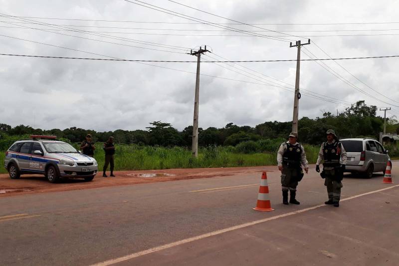 Ações integradas de educação e fiscalização estão sendo realizadas em Abaetetuba, no nordeste paraense, durante a Operação Carnaval 2018. O Departamento de Trânsito do Estado (Detran) e demais órgãos do Sistema de Segurança Pública executaram, na segunda-feira (12), uma grande ação no pórtico de entrada da cidade. Seis agentes de educação do Detran mobilizaram alunos da faculdade FAM e do Instituto Federal do Pará (IFPA), integrantes do Instituto Rosa dos Ventos, técnicos da Biblioteca Pública e do Centro de Formação de Condutores Abaeté Regional na ação conjunta de educação para o trânsito, voltada a  condutores e passageiros. Os voluntários atuaram como agentes multiplicadores em educação para o trânsito, orientando as pessoas sobre comportamentos de risco.

FOTO: ASCOM / DETRAN
DATA: 13.02.2018
ABAETETUBA - PARÁ <div class='credito_fotos'>Foto: ASCOM / DETRAN   |   <a href='/midias/2018/originais/c2fefa25-01aa-458a-a7db-d46f59221e1b.jpg' download><i class='fa-solid fa-download'></i> Download</a></div>