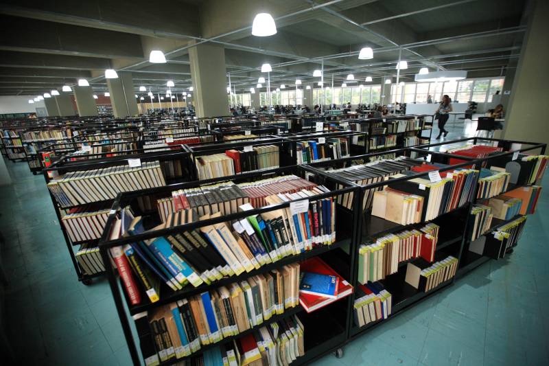 Biblioteca Pública Arthur Vianna, localizada no prédio do Centur. Com mais de 140 anos, o local é uma das principais referências na área em Belém, recebendo uma média de mil usuários por dia. Antes da popularização de instrumentos tecnológicos e sites especializados, a “biblioteca do Centur”, como é conhecida, era uma das principais fontes de pesquisa para alunos de todos os níveis de ensino em Belém. 

FOTO: MÁCIO FERREIRA / AG. PARÁ
DATA: 02.03.2018
BELÉM - PARÁ <div class='credito_fotos'>Foto: MÁCIO FERREIRA/ AG. PARÁ   |   <a href='/midias/2018/originais/c30eba65-2c5c-440d-91f2-593030d4dfb1.jpg' download><i class='fa-solid fa-download'></i> Download</a></div>