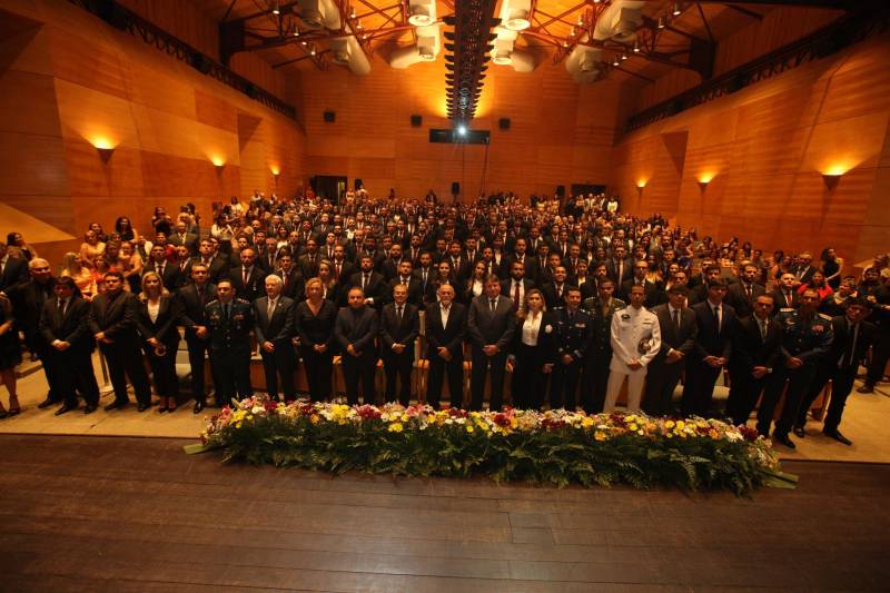 O Pará vai voltar a ter um delegado de polícia para cada município. A posse de 149 novos delegados da Polícia Civil, que aconteceu nesta segunda-feira (26) no Teatro Maria Sylvia Nunes, na Estação das Docas, vai garantir, com sobras, a cobertura completa dos 144 municípios do estado. Aprovados em concurso público, os novos delegados concluíram o curso de Formação da Polícia Civil do Pará no dia 15 deste mês. O curso foi o primeiro do Brasil a incluir sete disciplinas inéditas: Oratória, Atuação Policial frente aos Grupos Vulneráveis, Relacionamento com a Imprensa e Mídias Sociais, Abordagem Psicopatológica do Crime e da Violência, Investigação Financeira no Enfrentamento ao Crime de Lavagem de dinheiro, Noções Básicas de Enfrentamento às Fraudes Veiculares e Linguagem Brasileira de Sinais. O concurso aprovou ainda 300 investigadores, 180 escrivães e 20 papiloscopistas. Os novos policiais civis passaram por quatro meses de formação técnica e profissional na Acadepol. Com a nomeação, o próximo passo será a lotação dos novos servidores públicos nas unidades de Polícia Civil do estado, quando eles saberão em qual região do Pará trabalharão inicialmente.

FOTO: SYDNEY OLIVEIRA / AG. PARÁ
DATA: 26.02.2018
BELÉM - PARÁ <div class='credito_fotos'>Foto: Sidney Oliveira/Ag. Pará   |   <a href='/midias/2018/originais/c3450621-1904-48d2-b7b9-e40769a7541a.jpg' download><i class='fa-solid fa-download'></i> Download</a></div>