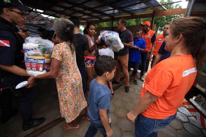 A entrega de mais de 200 cestas básicas às famílias atingidas pelas cheias dos rios Tocantins e Itacaiúnas, em Marabá, no sudeste do Pará, foi a principal ação, neste sábado (17), da força-tarefa montada para prestar atendimento aos desabrigados na região.

FOTO: MÁCIO FERREIRA / AG. PARÁ
DATA: 17.02.2018
MARABÁ - PARÁ <div class='credito_fotos'>Foto: MÁCIO FERREIRA/ AG. PARÁ   |   <a href='/midias/2018/originais/c48b76bf-0e5e-48e1-8dd8-7fbfad6b6cf3.jpg' download><i class='fa-solid fa-download'></i> Download</a></div>