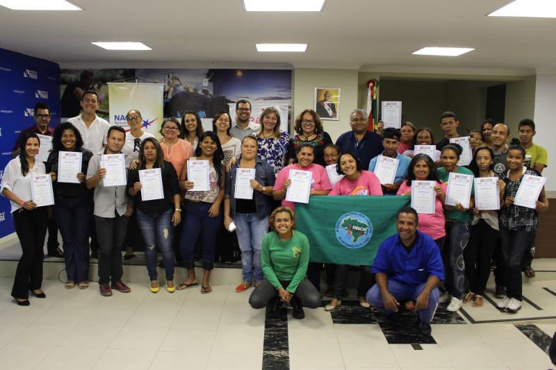 Alunos do curso de “Técnicas de gestão de resíduos sólidos” e de “Boas práticas higiênico sanitárias dos alimentos” foram certificados pelo Programa Pará Profissional. Ao todo, 32 concluintes estiveram presentes na cerimônia, que ocorreu no auditório da Casa Civil, na quinta-feira (28). O Programa Pará Profissional é um dos instrumentos utilizados no combate à desigualdade inter-regional no Estado, por meio da qualificação profissional da mão de obra local. Coordenado pela Secretaria de Estado de Ciência, Tecnologia e Educação Profissional e Tecnológica (Sectet), o programa é amparado pela Lei 8.427, de 16 de novembro de 2016. As ofertas de cursos são feitas de acordo com as demandas vindas dos setores produtivos de cada região do estado, mediante oficinas, reuniões e solicitações diretas das prefeituras.

FOTO: ERIKA TORRES / ASCOM NAC
DATA: 01.03.2018
BELÉM - PARÁ <div class='credito_fotos'>Foto: ERIKA TORRES / ASCOM NAC   |   <a href='/midias/2018/originais/c48ff4d5-115d-4033-915e-422c78d2f88e.jpg' download><i class='fa-solid fa-download'></i> Download</a></div>