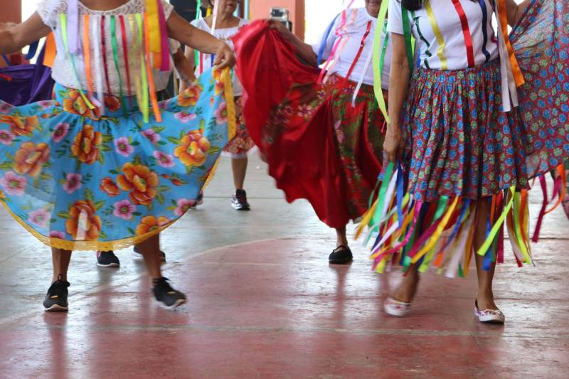 Cerca de 400 idosos, trajando as vestes típicas da época junina, participaram do 19º “Arraiá” (foto), que integra o Projeto Vida Ativa na Terceira Idade, nesta terça-feira (26), no Estádio Olímpico do Pará, o Mangueirão, em Belém. O momento mais esperado da festa foi o concurso de Miss Caipira 2018. Conceição Albuquerque, com o traje “Miss Copa do Mundo”, foi a vencedora desta edição. A festa junina contou com apresentação de quadrilhas de entidades de assistência à pessoa idosa e muitas brincadeiras da quadra junina, além da cantora Suanny Batidão. Com a roupa nas cores verde e amarela, Conceição Albuquerque, candidata do núcleo do projeto que funciona na Tuna Luso Brasileira, apostou na junção do tema junino com a mais importante competição de futebol – a Copa do Mundo, na Rússia. A ganhadora participou ao lado de cinco candidatas e conquistou os jurados, que avaliaram coreografia, simpatia e traje. Emocionada, a vencedora recebeu a faixa das mãos de Marlene da Silva, a miss de 2017.

FOTO: ADRIANA PINTO / ASCOM SEEL
DATA: 26.06.2018
BELÉM - PARÁ <div class='credito_fotos'>Foto: ADRIANA PINTO / ASCOM SEEL   |   <a href='/midias/2018/originais/c4d20454-babf-488e-b973-a87635f17e9e.jpg' download><i class='fa-solid fa-download'></i> Download</a></div>