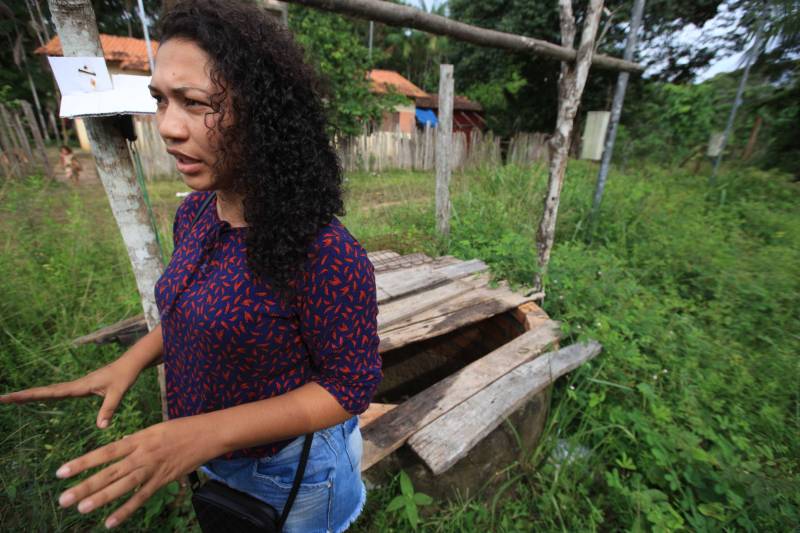 As ações do governo do Estado são imediatas no município de Barcarena, mais especificamente nas comunidades Bom Futuro e Vila Nova, localizadas na área das bacias de rejeitos da Hydro. A primeira medida é a coleta da água dos poços artesianos, para verificar se está própria para o consumo humano. Nesta sexta-feira (23), técnicos do Laboratório Central do Estado (Lacen) começaram o trabalho, que faz parte do conjunto de ações do grupo de trabalho montado pelo governo depois que o Instituto Evandro Chagas confirmou a contaminação da área.

FOTO: MÁCIO FERREIRA / AG. PARÁ
DATA: 23.02.2018
BARCARENA - PARÁ <div class='credito_fotos'>Foto: MÁCIO FERREIRA/ AG. PARÁ   |   <a href='/midias/2018/originais/c5223c61-981c-4977-b1c4-6282f572cea1.jpg' download><i class='fa-solid fa-download'></i> Download</a></div>