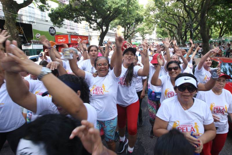As principais avenidas do centro de Belém ganharam um tom especial e de solidariedade, neste domingo (25), com a “Caminhada pela Vida”, promovida pela Fundação Centro de Hemoterapia e Hematologia (Hemopa), em comemoração ao Dia Nacional do Doador Voluntário de Sangue, festejado na hemorrede brasileira, que é composta por 32 hemocentros.

FOTO: CARLOS SODRÉ/AG. PARÁ
DATA: 25.11.2018
BELÉM - PARÁ <div class='credito_fotos'>Foto: Carlos Sodré /Ag. Pa   |   <a href='/midias/2018/originais/c53b99ab-a3d8-4401-bc5e-7f3c99a2773c.jpg' download><i class='fa-solid fa-download'></i> Download</a></div>