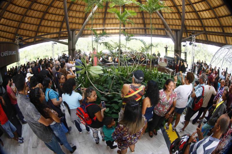 O Parque Estadual do Utinga (PEUt) o mais importante espaço de preservação e estudo da biodiversidade dentro da Região Metropolitana de Belém será reaberto à população a partir desta sexta,16, a partir das 16h30, com apresentações artísticas, com o Boi Veludinho, crianças do Pro Paz e a premiada Orquestra Sinfônica do Theatro da Paz. A apresentação será em um espaço ao ar livre e não será necessária a retirada de ingressos, por esse motivo, a recomendação é que o público chegue cedo, porque a entrada será fechada quando o espaço estiver lotado. 

FOTO: THIAGO GOMES / AG PARÁ 
DATA: 16.03.2018 
BELÉM - PARÁ <div class='credito_fotos'>Foto: Thiago Gomes /Ag. Pará   |   <a href='/midias/2018/originais/c597a6f1-82c3-4b8a-b970-2a943995dd65.jpg' download><i class='fa-solid fa-download'></i> Download</a></div>