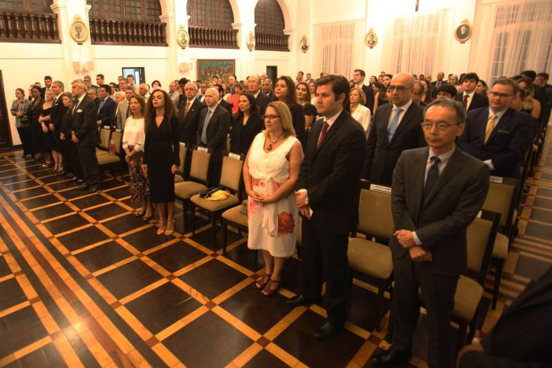 O governador Simão Jatene foi homenageado pela Associação do Corpo Consular no Estado do Pará (ACCP) com a Comenda do Mérito Consular João Clemente Baena Soares. A maior honraria da entidade foi entregue na noite desta quinta-feira (22), no salão nobre do prédio sede da Associação Comercial do Pará (ACP), em Belém.

FOTO: IGOR BRANDÃO / AG. PARÁ
DATA: 22.02.2018
BELÉM - PARÁ <div class='credito_fotos'>Foto: IGOR BRANDÃO / AG. PARÁ   |   <a href='/midias/2018/originais/c5d995f4-2a0f-469e-9d7e-d0353533b1f1.jpg' download><i class='fa-solid fa-download'></i> Download</a></div>