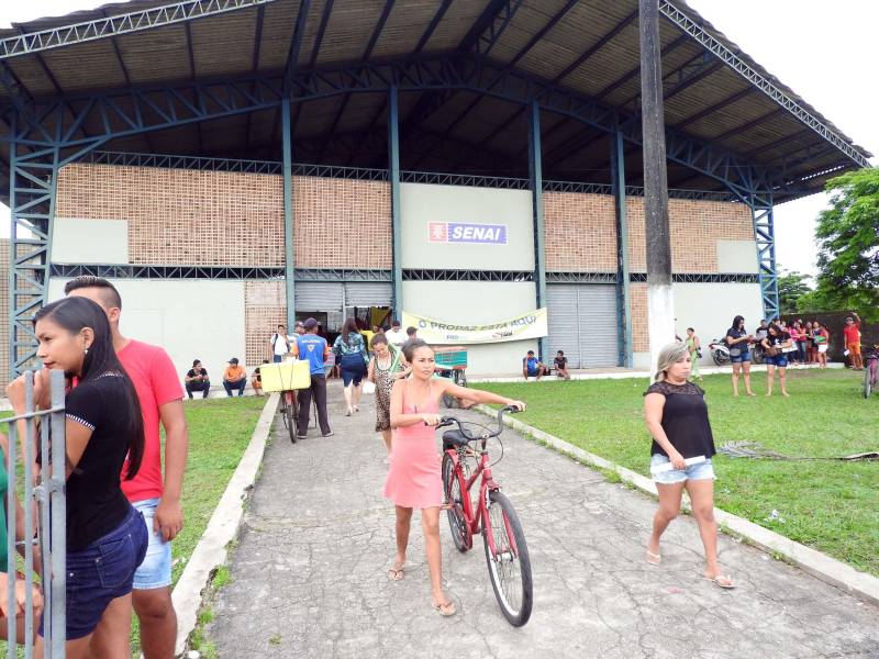 Termina neste sábado, 17, o atendimento da Caravana Pro Paz Cidadania em Bragança, município localizado na região nordeste do estado. Com o apoio da prefeitura e secretarias estaduais, a ação começou na quinta-feira, 15, no ginásio do Senai. Até o momento, mais de dois mil atendimentos foram feitos. A população pode solicitar a emissão de RG, CPF, certidão de nascimento (1° e 2° via), Id Jovem, identidade de nome social e aconselhamento jurídico.

FOTO: CARLOS SODRÉ / AG. PARÁ
DATA: 16.03.2018
BRAGANÇA - PARÁ <div class='credito_fotos'>Foto: Carlos Sodré/Agência Pará   |   <a href='/midias/2018/originais/c6764f0f-be58-4954-a007-1b7bcac20f9d.jpg' download><i class='fa-solid fa-download'></i> Download</a></div>