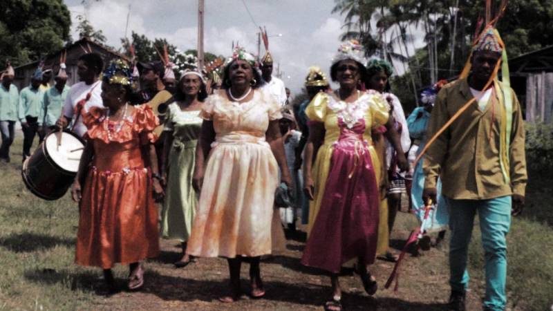 “Marambiré”, dirigido pelo diretor quilombola André dos Santos, com produção da Lamparina Filmes, será exibido nesta segunda-feira, 26, às 19h, na Casa das Artes da Fundação Cultural do Pará, pela programação do Laboratório de Produção Digital (NPD). O documentário faz um registro do Marambiré, manifestação religiosa que faz referência aos antigos reinados da África Central, e mostra a importância dessa cultura para as comunidades quilombolas paraenses. O documentário revela cada etapa do Marambiré, que existe há mais de um século e reúne hoje, na comunidade de Pacoval, na cidade paraense de Alenquer, um total de 120 famílias. A festividade dura quase um mês e é constituída por momentos de dança, música e cantoria, sempre regidos por um universo teatral, no qual estão presentes rei, rainha mestra, rainhas auxiliares, valsares, tocadores e contramestres.

FOTO: DIVULGAÇÃO
DATA: 23.02.2018
BELÉM - PARÁ <div class='credito_fotos'>Foto: Divulgação   |   <a href='/midias/2018/originais/c7127fc4-a61e-483e-a661-69d3361b2984.jpg' download><i class='fa-solid fa-download'></i> Download</a></div>