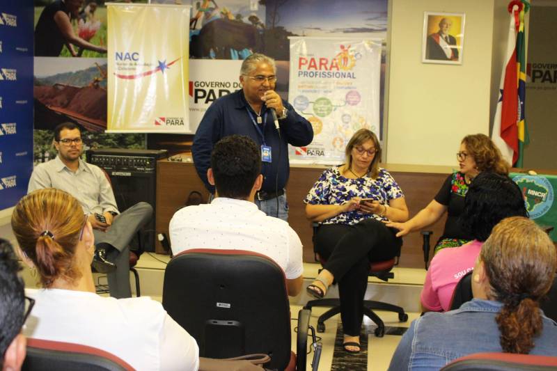 Alunos do curso de “Técnicas de gestão de resíduos sólidos” e de “Boas práticas higiênico sanitárias dos alimentos” foram certificados pelo Programa Pará Profissional. Ao todo, 32 concluintes estiveram presentes na cerimônia, que ocorreu no auditório da Casa Civil, na quinta-feira (28). O Programa Pará Profissional é um dos instrumentos utilizados no combate à desigualdade inter-regional no Estado, por meio da qualificação profissional da mão de obra local. Coordenado pela Secretaria de Estado de Ciência, Tecnologia e Educação Profissional e Tecnológica (Sectet), o programa é amparado pela Lei 8.427, de 16 de novembro de 2016. As ofertas de cursos são feitas de acordo com as demandas vindas dos setores produtivos de cada região do estado, mediante oficinas, reuniões e solicitações diretas das prefeituras. Na foto, o representante do Senai, José Carlos (c).

FOTO: ERIKA TORRES / ASCOM NAC
DATA: 01.03.2018
BELÉM - PARÁ <div class='credito_fotos'>Foto: ERIKA TORRES / ASCOM NAC   |   <a href='/midias/2018/originais/c7481cdf-12f2-49f5-a847-52f8c1d84e41.jpg' download><i class='fa-solid fa-download'></i> Download</a></div>