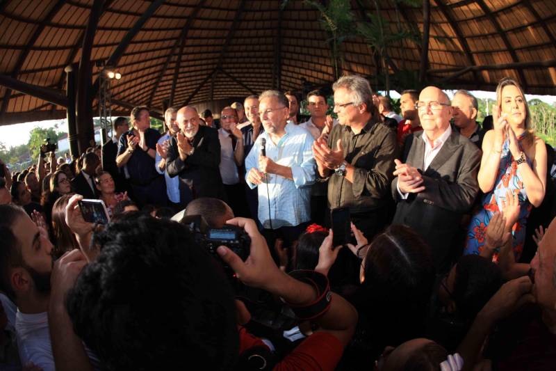 O Parque Estadual do Utinga (PEUt) o mais importante espaço de preservação e estudo da biodiversidade dentro da Região Metropolitana de Belém será reaberto à população a partir desta sexta,16, a partir das 16h30, com apresentações artísticas, com o Boi Veludinho, crianças do Pro Paz e a premiada Orquestra Sinfônica do Theatro da Paz. A apresentação será em um espaço ao ar livre e não será necessária a retirada de ingressos, por esse motivo, a recomendação é que o público chegue cedo, porque a entrada será fechada quando o espaço estiver lotado. 

FOTO: MÁCIO FERREIRA / AG PARÁ 
DATA: 16.03.2018 
BELÉM - PARÁ <div class='credito_fotos'>Foto: MÁCIO FERREIRA/ AG. PARÁ   |   <a href='/midias/2018/originais/c7502d3c-cd15-48fa-aa21-09e82cea0929.jpg' download><i class='fa-solid fa-download'></i> Download</a></div>