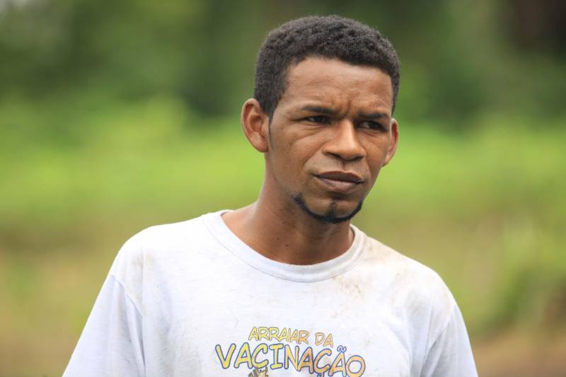 O dia começa cedo para a família do agricultor Adilson dos Santos, 33 anos. Produtores de mandioca da comunidade quilombola Boa Vista do Itá, de Santa Izabel do Pará, região metropolitana de Belém, eles são o retrato de uma tradição que vem se perpetuando por gerações e garantindo na mesa dos paraenses o produto que é a base alimentar do Estado. Do plantio ao beneficiamento, o lavrador herdou do pai a cultura que hoje é a principal fonte de renda da vila, onde vivem cerca de 50 famílias. No Pará, 96% da mandioca produzida vem da agricultura familiar. “Mandioca é pop, mandioca é tudo”, brinca Adilson. Ele está certo. Os produtos derivados da planta são diversos e ajudam a compor alguns dos pratos típicos mais conhecidos da região. Quase onipresente na mesa do paraense, a farinha é, muitas vezes, o alimento principal, nos sete dias da semana. Mas para chegar até as nossas casas, é preciso muito esforço e dedicação, aliado ao emprego de pesquisa e investimentos cada vez maiores do poder público. O conhecimento empírico do homem do campo hoje recebe o apoio de novas tecnologias e técnicas de plantio, que resultam em mais qualidade e produtividade. Na foto, o agricultor Adilson dos Santos, 33 anos. 

FOTO: MÁCIO FERREIRA / AG PARÁ
DATA: 25.02.2018
SANTA IZABEL DO PARÁ
 <div class='credito_fotos'>Foto: MÁCIO FERREIRA/ AG. PARÁ   |   <a href='/midias/2018/originais/c7ceba6b-a3b7-4fff-ba90-b7ec18ef3c3b.jpg' download><i class='fa-solid fa-download'></i> Download</a></div>