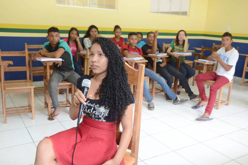 Estudantes da vila Enche Concha, no município de Cachoeira do Piriá, a 250 km de Belém, assistiram pela primeira vez, na última quarta-feira (14), à aula do Sistema Educacional Interativo (SEI), que a Secretaria de Estado de Educação (Seduc) está implantando para ampliar o ensino médio em localidades de difícil acesso no interior.

FOTO: RAI PONTES / ASCOM SEDUC
DATA: 14.03.2018
CACHOEIRA DO PIRIÁ - PARÁ <div class='credito_fotos'>Foto: Rai Pontes/Ascom Seduc   |   <a href='/midias/2018/originais/c7e36fec-4c3f-4112-95a1-71537b25495c.jpg' download><i class='fa-solid fa-download'></i> Download</a></div>