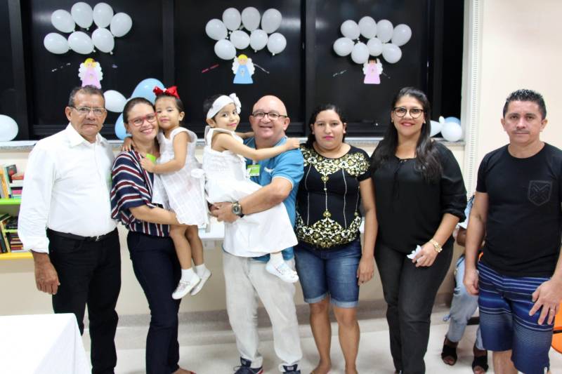 A brinquedoteca estava lotada, as crianças vestidas de branco e o videogame dava lugar à imagem de Nossa Senhora de Nazaré. Tudo isso indicava que algo diferente aconteceria no Hospital Oncológico Infantil Octávio Lobo, na tarde de sábado, 17. Sérgio Manoel (foto) é um desses voluntários e já começou a trabalhar na missão, tendo que explicar para sua nova afilhada, V.G.R, de sete anos, o significado da água que molhou os cabelos da menina e do óleo passado no peito.

FOTO: ASCOM HOIOL
DATA: 17.02.2018
BELÉM - PARÁ <div class='credito_fotos'>Foto: ASCOM HOIOL   |   <a href='/midias/2018/originais/c831b7ab-c6af-4a82-a7cf-3a9c0427005f.jpg' download><i class='fa-solid fa-download'></i> Download</a></div>