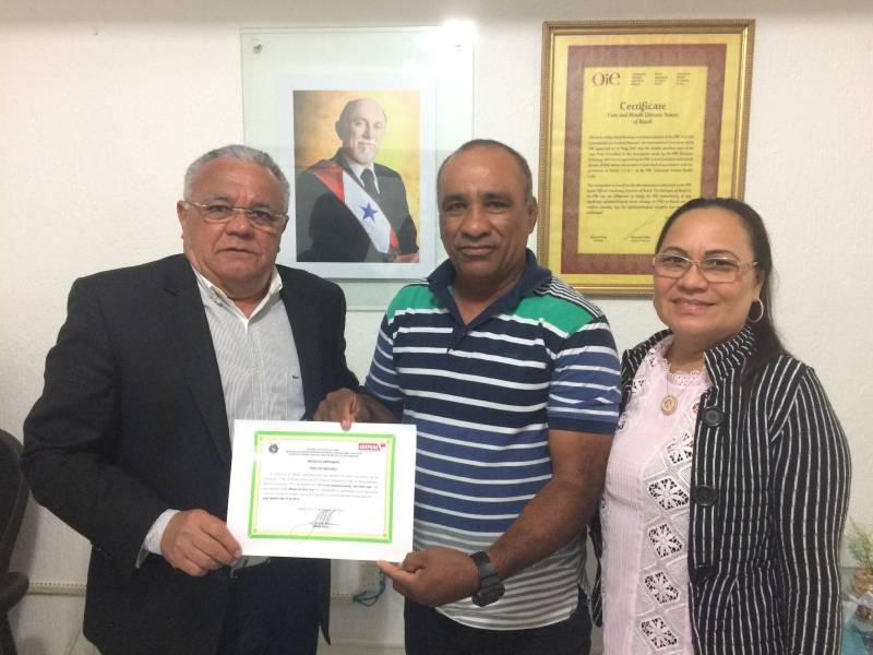 Há dois anos trabalhando com a produção de queijo do Marajó, o produtor Alfredo Leal resolveu que era hora de avançar. Procurado pela Agência de Defesa Agropecuária do Pará (Adepará), ele foi orientado a certificar a produção, e assim aumentar as possibilidades de negócios. “Eu já sabia como se produzia o queijo do Marajó, porém minha produção era pequena. A Adepará me procurou para que eu me adequasse às normas de produção e, dessa forma, pudesse comercializar o queijo para todo o Estado. Depois das adequações, estou aqui hoje, recebendo o certificado”, contou Alfredo Leal, proprietário da fábrica “Laticínios Leal”, que recebeu nesta quarta-feira (21), da Adepará, o certificado de empresa artesanal. Na foto, o diretor geral da Adepará, Luiz Pinto (e), entregou ao produtor de queijo do Marajó, proprietário da "Laticínios Leal", Alfredo Leal (c) e sua esposa Maria Helena Leal (d), o certificado de empresa artesanal.

FOTO: ASCOM / ADEPARÁ
DATA: 21.02.2018
BELÉM - PARÁ <div class='credito_fotos'>Foto: ASCOM ADEPARÁ   |   <a href='/midias/2018/originais/c83349f2-21c8-437e-af24-e5a68fb47f74.jpg' download><i class='fa-solid fa-download'></i> Download</a></div>