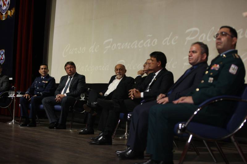 O Pará vai voltar a ter um delegado de polícia para cada município. A posse de 149 novos delegados da Polícia Civil, que aconteceu nesta segunda-feira (26) no Teatro Maria Sylvia Nunes, na Estação das Docas, vai garantir, com sobras, a cobertura completa dos 144 municípios do estado. Aprovados em concurso público, os novos delegados concluíram o curso de Formação da Polícia Civil do Pará no dia 15 deste mês. O curso foi o primeiro do Brasil a incluir sete disciplinas inéditas: Oratória, Atuação Policial frente aos Grupos Vulneráveis, Relacionamento com a Imprensa e Mídias Sociais, Abordagem Psicopatológica do Crime e da Violência, Investigação Financeira no Enfrentamento ao Crime de Lavagem de dinheiro, Noções Básicas de Enfrentamento às Fraudes Veiculares e Linguagem Brasileira de Sinais. O concurso aprovou ainda 300 investigadores, 180 escrivães e 20 papiloscopistas. Os novos policiais civis passaram por quatro meses de formação técnica e profissional na Acadepol. Com a nomeação, o próximo passo será a lotação dos novos servidores públicos nas unidades de Polícia Civil do estado, quando eles saberão em qual região do Pará trabalharão inicialmente.

FOTO: SYDNEY OLIVEIRA / AG. PARÁ
DATA: 26.02.2018
BELÉM - PARÁ <div class='credito_fotos'>Foto: Sidney Oliveira/Ag. Pará   |   <a href='/midias/2018/originais/c8af0cc6-b76d-4e2a-8e26-d0791af37077.jpg' download><i class='fa-solid fa-download'></i> Download</a></div>