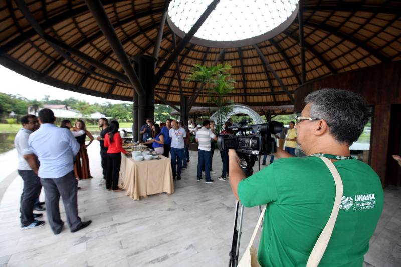 Jornalistas, influenciadores digitais e membros da sociedade civil organizada participaram, nesta quinta-feira (15), da visita guiada ao Parque Estadual do Utinga (Peut) que será inaugurado na sexta-feira (16), às 16h30. Os convidados foram recebidos pelo secretário estadual de Cultura, o arquiteto Paulo Chaves; pelo presidente do Ideflor-bio, Thiago Novaes; pelo gerente do Peut, Julio Meyer; pelo secretário de comunicação, Daniel Nardin e pelo representante da diretoria da Unidade de Conservação do Parque, Wendel Andrade. O evento começou às 9h com a apresentação das melhorias feitas no espaço durante as obras, dos serviços que funcionarão no local e de algumas normas de utilização desse novo equipamento. 

FOTO: SIDNEY OLIVEIRA / AG. PARÁ
DATA: 15.03.2018
BELÉM - PARÁ <div class='credito_fotos'>Foto: Sidney Oliveira/Ag. Pará   |   <a href='/midias/2018/originais/c8c15b1a-f595-4914-8da8-fb1390c965fd.jpg' download><i class='fa-solid fa-download'></i> Download</a></div>