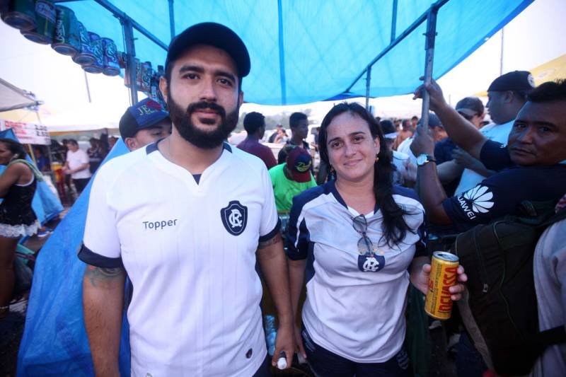 O Clube do Remo venceu o Paysandu por 2 a 1 na tarde deste domingo, partida realizada no Estádio Mangueirão, e largou na frente pelo título do Campeonato Paraense de 2018. Na foto, Daniel Leite e Angela Ferreiro.

FOTO: THIAGO GOMES / AG. PARÁ
DATA: 01.04.2018
BELÉM - PARÁ <div class='credito_fotos'>Foto: Thiago Gomes /Ag. Pará   |   <a href='/midias/2018/originais/c90615f2-72b2-4c0c-a52e-d12f7143ecb5.jpg' download><i class='fa-solid fa-download'></i> Download</a></div>