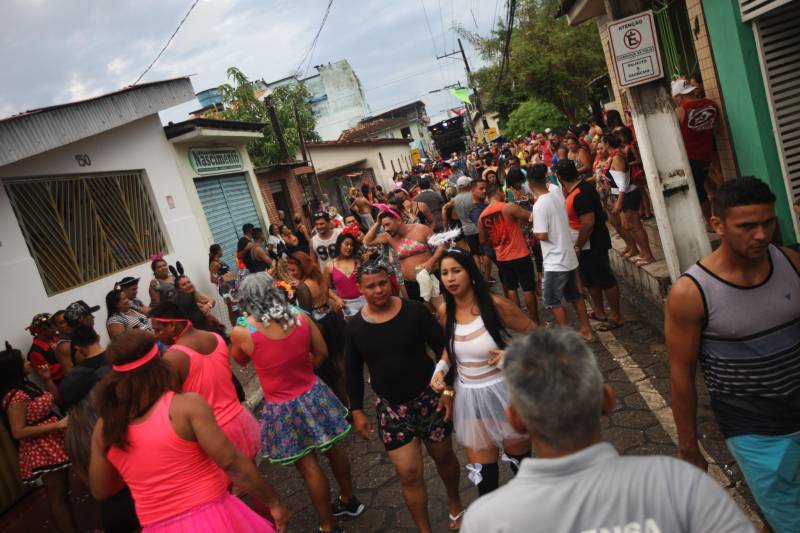 O professor Júlio Leal Gomes é natural de Vigia de Nazaré, no nordeste paraense, terra conhecida pela hospitalidade, principalmente em época festiva. Mantendo a tradição, no Carnaval Júlio e seus irmãos abrem a casa da família para amigos e outros parentes. Neste ano, o imóvel de quatro cômodos abrigou mais de 50 pessoas. Vigia tem um dos maiores e mais tradicionais carnavais do Pará. Nesta época do ano, a população do município, de 51.173 habitantes (Censo/IBGE), triplica com a chegada de brincantes oriundos de todo o Brasil, e os vigienses – igual coração de mãe - acolhem essa multidão. A estimativa é a cidade receber mais de 300 mil pessoas neste Carnaval.

FOTO: IGOR BRANDÃO / AG PARÁ
DATA: 13.02.2018
VIGIA - PARÁ <div class='credito_fotos'>Foto: IGOR BRANDÃO / AG. PARÁ   |   <a href='/midias/2018/originais/c9749766-be89-4ef7-9ed3-81e17c2966bc.jpg' download><i class='fa-solid fa-download'></i> Download</a></div>