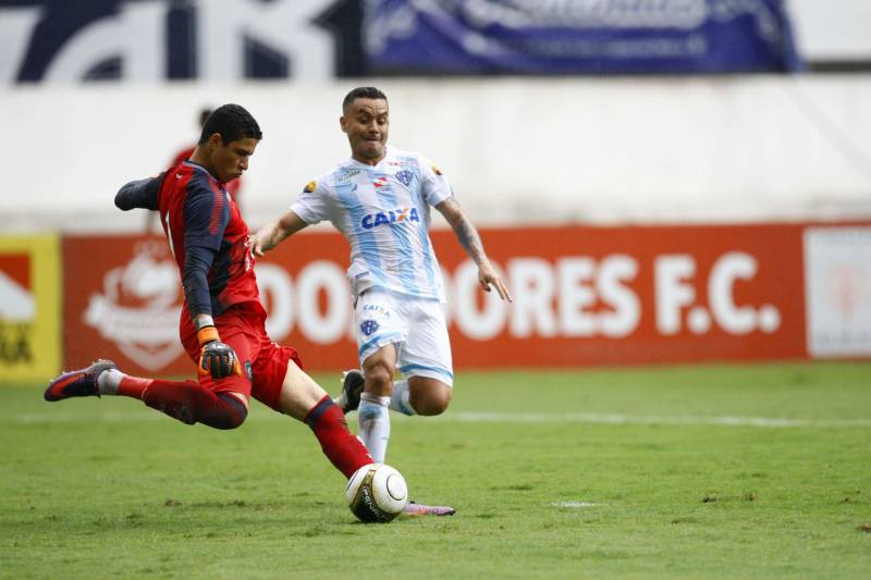 O Clube do Remo venceu o Paysandu por 2 a 1 na tarde deste domingo, partida realizada no Estádio Mangueirão, e largou na frente pelo título do Campeonato Paraense de 2018. 

FOTO: THIAGO GOMES / AG. PARÁ
DATA: 01.04.2018
BELÉM - PARÁ <div class='credito_fotos'>Foto: Thiago Gomes /Ag. Pará   |   <a href='/midias/2018/originais/c98793bb-fd64-4a4b-bf70-84154035a5ec.jpg' download><i class='fa-solid fa-download'></i> Download</a></div>