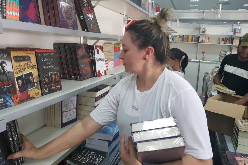 O Salão terá 32 estandes (19 do Pará e 13 de outros estados) e cerca de 100 editoras. Entre as livrarias está a Selecta Livros, de São Paulo, que vai oferecer quase 8 mil publicações. A gerente Deia Farias (foto) explicou que tem livros para todos os públicos.

FOTO: ASCOM CRGSP
DATA: 26.04.2018
MARABÁ - PARÁ <div class='credito_fotos'>Foto: ASCOM CRGSP   |   <a href='/midias/2018/originais/c9b86a4f-542f-4c31-84f2-1b2932117213.jpg' download><i class='fa-solid fa-download'></i> Download</a></div>
