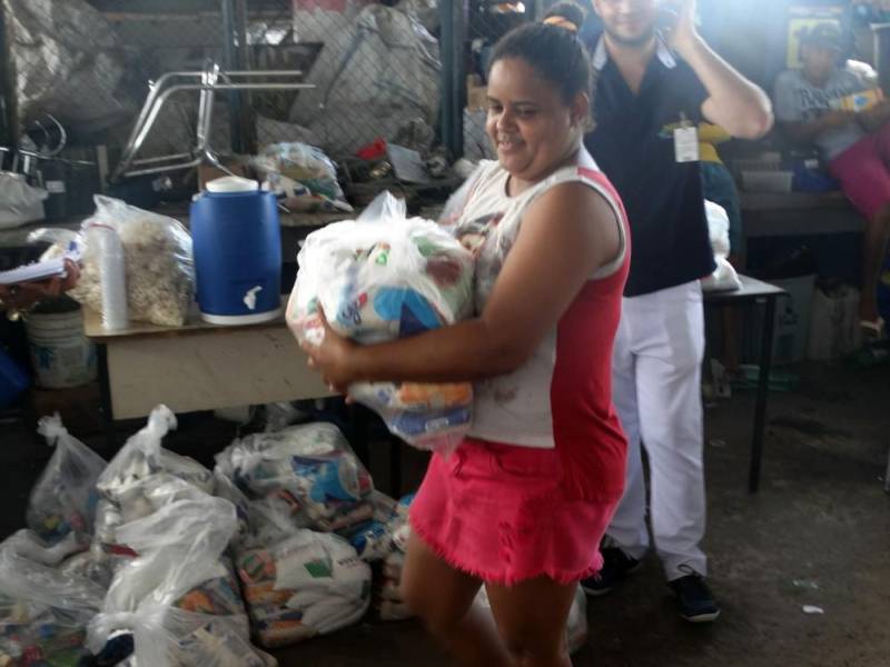A família de Soraia Oliveira, de 32 anos, trabalha com coleta de materiais recicláveis. Ela conta que viver da coleta não é fácil, já que eles trabalham de sol a sol e, mesmo assim, parece ficar cada vez mais difícil cobrir todas as despesas do mês com o salário conquistado. “A crise está para todos, então receber doações de alimentos e materiais de higiene é muito importante”, ressalta Soraia, que foi uma das beneficiadas pela Campanha 'Junho Solidário', promovida pela Pró-Saúde Associação Beneficente de Assistência Social e Hospitalar, por meio do Hospital Público Estadual Galileu (HPEG), em Belém (PA). Na última sexta-feira (25), a campanha levou até a Associação de Catadores de Materiais Recicláveis de Águas Lindas (ARAL) cerca de 700kg de alimentos e 60 kits de material de higiene, beneficiando 35 famílias. Na foto, a catadora Soraia Oliveira.

FOTO: ASCOM / HPEG
DATA: 28.05.2018
BELÉM - PARÁ <div class='credito_fotos'>Foto: ASCOM / HPEG   |   <a href='/midias/2018/originais/c9f30c8e-e7b7-49ee-8728-33f473ad4bef.jpg' download><i class='fa-solid fa-download'></i> Download</a></div>