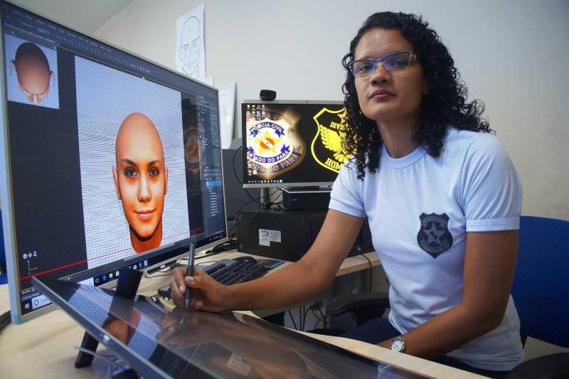 A Polícia Civil do Pará já dispõe de um equipamento que melhora a qualidade das imagens de câmeras de segurança usadas em investigações de crimes. A Mesa Digitalizadora está instalada no Laboratório de Análise de Imagens e Prosopografia, na sede da Divisão de Homicídios, em Belém, a serviço da Diretoria de Identificação da Polícia Civil. O novo equipamento permite melhorar as imagens obtidas por policiais civis responsáveis pela investigação de crimes, como roubos e homicídios. "Poderemos trabalhar para que se possa ter uma melhor definição das imagens e contribuir com o trabalho da polícia", explica a papiloscopista Daniella Moura (foto), que atua no Laboratório de Análise de Imagens e Prosopografia. Para utilizar o novo recurso, os profissionais de Identificação da Polícia Civil passarão por treinamentos.

FOTO: ASCOM / POLÍCIA CIVIL
DATA: 12.02.2018
BELÉM - PARÁ <div class='credito_fotos'>Foto: Ascom / Polícia Civil   |   <a href='/midias/2018/originais/ca20cdf2-05e6-4c94-814f-6bb368c85c43.jpg' download><i class='fa-solid fa-download'></i> Download</a></div>