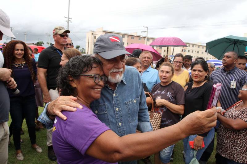 Deve ocorrer a partir da próxima segunda-feira (19) a entrega das chaves aos futuros moradores do Residencial Viver Melhor Marituba, localizado no quilômetro 15 da Rodovia BR-316, em Marituba, região metropolitana de Belém. A cerimônia de inauguração do conjunto, marcada para este sábado (17), foi adiada pela terceira vez pelo Ministério das Cidades, causando transtorno a centenas de pessoas que foram ao local com a promessa de receber o apartamento e começar uma vida nova. O governador Simão Jatene foi ao local esclarecer aos proprietários - muitos vindos de bairros distantes de Belém e Ananindeua - o motivo de mais um adiamento.

FOTO: CRISTINO MARTINS / AG. PARÁ
DATA: 17.02.2017
MARITUBA - PARÁ <div class='credito_fotos'>Foto: Cristino Martins/Ag. Pará   |   <a href='/midias/2018/originais/ca8840e4-e3cd-463f-a1dc-5e6ecb80cf14.jpg' download><i class='fa-solid fa-download'></i> Download</a></div>