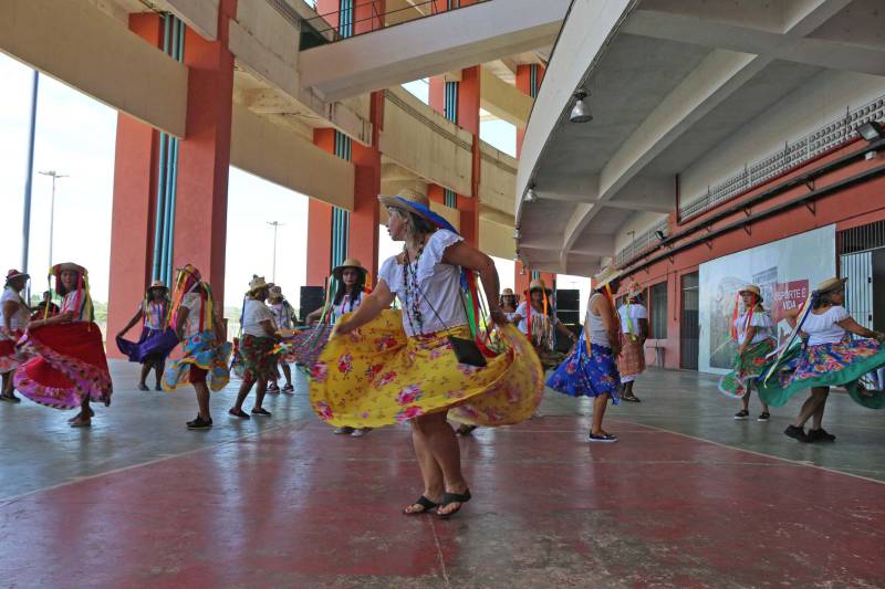 Cerca de 400 idosos, trajando as vestes típicas da época junina, participaram do 19º “Arraiá” (foto), que integra o Projeto Vida Ativa na Terceira Idade, nesta terça-feira (26), no Estádio Olímpico do Pará, o Mangueirão, em Belém. O momento mais esperado da festa foi o concurso de Miss Caipira 2018. Conceição Albuquerque, com o traje “Miss Copa do Mundo”, foi a vencedora desta edição. A festa junina contou com apresentação de quadrilhas de entidades de assistência à pessoa idosa e muitas brincadeiras da quadra junina, além da cantora Suanny Batidão. Com a roupa nas cores verde e amarela, Conceição Albuquerque, candidata do núcleo do projeto que funciona na Tuna Luso Brasileira, apostou na junção do tema junino com a mais importante competição de futebol – a Copa do Mundo, na Rússia. A ganhadora participou ao lado de cinco candidatas e conquistou os jurados, que avaliaram coreografia, simpatia e traje. Emocionada, a vencedora recebeu a faixa das mãos de Marlene da Silva, a miss de 2017.

FOTO: ADRIANA PINTO / ASCOM SEEL
DATA: 26.06.2018
BELÉM - PARÁ <div class='credito_fotos'>Foto: ADRIANA PINTO / ASCOM SEEL   |   <a href='/midias/2018/originais/cb3123b2-ea81-42dd-845e-07be38a1dad7.jpg' download><i class='fa-solid fa-download'></i> Download</a></div>