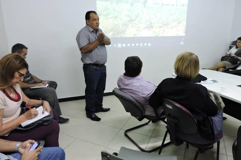 Trabalhar toda a cadeia de um produto, indo às vezes da semente (seleção e melhorias genéticas), passando pela indústria (desenvolvimento de máquinas e equipamentos e também de novos produtos) até chegar ao consumidor final: estes são os passos fundamentais do funcionamento eficiente de um Arranjo Produtivo Local (APL), discutidos pelo Núcleo Estadual de APL’s em reunião na manhã desta quarta-feira, 21, na Secretaria de Estado de Desenvolvimento Econômico, Mineração e Energia (Sedeme).

FOTO: ASCOM SEDAP
DATA: 21.02.2018
BELÉM - PARÁ <div class='credito_fotos'>Foto: Ascom Sedap   |   <a href='/midias/2018/originais/cbfb3390-90f3-46ba-b756-48c7ca62e262.jpg' download><i class='fa-solid fa-download'></i> Download</a></div>