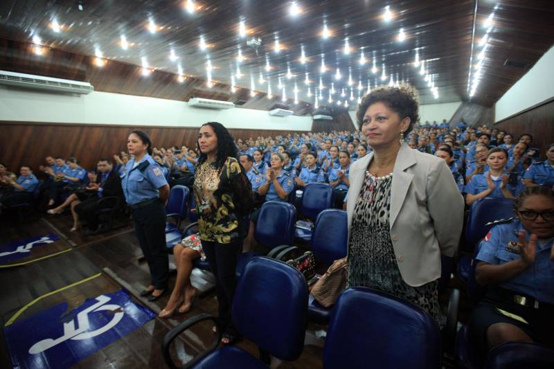 Cerca de 350 policiais femininas iniciaram, na manhã desta sexta-feira (23), no auditório da Universidade da Amazônia, o I Encontro de Mulheres Policiais. O evento faz parte das comemorações pelos 200 anos da Polícia Militar do Pará, celebrado em 2018. A proposta do encontro é proporcionar trocas de experiências profissionais e pessoais entre o efetivo feminino da Polícia Militar do Pará, levantando discussões de temas relacionados às questões do gênero. A ideia do encontro surgiu depois que a PMPA abriu um espaço no site da corporação, para que os internautas enviassem sugestões de eventos que pudessem marcar os 200 anos da instituição no Estado.

FOTO: THIAGO GOMES / AG. PARÁ
DATA: 23.03.2018
BELÉM - PARÁ <div class='credito_fotos'>Foto: Thiago Gomes /Ag. Pará   |   <a href='/midias/2018/originais/cc4c1b1b-928e-4b4a-a25e-12bd85f987fa.jpg' download><i class='fa-solid fa-download'></i> Download</a></div>