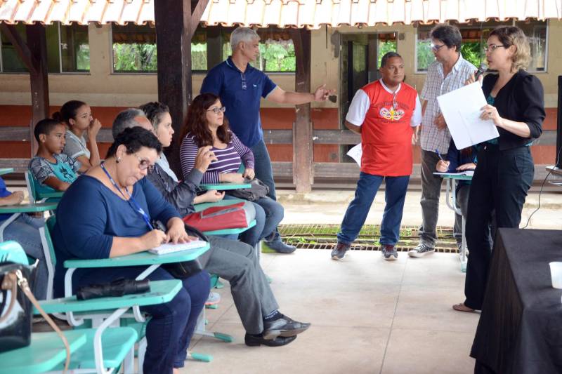 Diretores da Secretaria de Estado de Educação (Seduc) e de órgãos do Sistema de Segurança Pública e promotoras do Ministério Público do Estado se reuniram nesta quinta-feira (15) com gestores, professores, estudantes e pais de alunos da Escola Estadual Palmira Gabriel, com o objetivo de definir ações de segurança para a unidade de ensino. A reunião ocorreu na própria escola, na Avenida Augusto Montenegro, em Belém. A primeira ação definida, e logo posta em prática, foi colocar uma viatura do 10º Batalhão de Polícia Militar (10º BPM) em frente à escola, como base do policiamento na área. A viatura será utilizada em ocorrências no bairro, mas retornará sistematicamente à escola nos três turnos de atividades pedagógicas. A Seduc vai providenciar, de acordo com planejamento da comunidade escolar, a construção de um muro nos fundos e a instalação, em breve, de um sistema de monitoramento por câmeras nas dependências da unidade escolar. Na foto, Darlene Moreira, da 1ª Procuradoria de Justiça Cível de Icoaraci (d).

FOTO: ELISEU DIAS / ASCOM SEDUC
DATA: 15.03.2018
BELÉM - PARÁ <div class='credito_fotos'>Foto: Eliseu Dias / Ascom Seduc   |   <a href='/midias/2018/originais/cc6e5567-a123-4660-be9c-06ae8e76f457.jpg' download><i class='fa-solid fa-download'></i> Download</a></div>