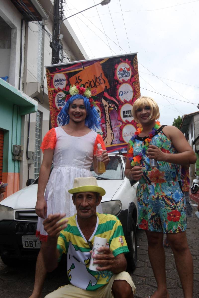 O professor Júlio Leal Gomes é natural de Vigia de Nazaré, no nordeste paraense, terra conhecida pela hospitalidade, principalmente em época festiva. Mantendo a tradição, no Carnaval Júlio e seus irmãos abrem a casa da família para amigos e outros parentes. Neste ano, o imóvel de quatro cômodos abrigou mais de 50 pessoas. Vigia tem um dos maiores e mais tradicionais carnavais do Pará. Nesta época do ano, a população do município, de 51.173 habitantes (Censo/IBGE), triplica com a chegada de brincantes oriundos de todo o Brasil, e os vigienses – igual coração de mãe - acolhem essa multidão. A estimativa é a cidade receber mais de 300 mil pessoas neste Carnaval.

FOTO: IGOR BRANDÃO / AG PARÁ
DATA: 13.02.2018
VIGIA - PARÁ <div class='credito_fotos'>Foto: IGOR BRANDÃO / AG. PARÁ   |   <a href='/midias/2018/originais/cc7f604a-9e26-47f9-af71-8abac0e98746.jpg' download><i class='fa-solid fa-download'></i> Download</a></div>