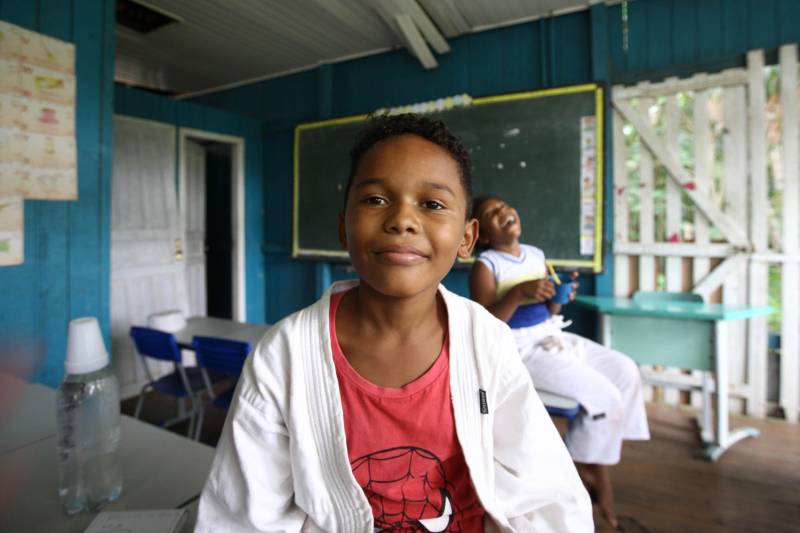 Por outro lado, o aluno da quinta série, Otoniel Silva, 11 anos (foto) de uma escola de ensino fundamentam localizado na Ilha de Urubuoca, nas proximidades de Belém, recebe aulas de jiu-jitsu dos policiais da companhia. A influência é tanta que o aluno já decidiu que quer ser policial “para proteger e ajudar as pessoas”, como comentou

FOTO: MARCELO LELIS / AG. PARÁ
DATA: 27.04.2018
BELÉM - PARÁ <div class='credito_fotos'>Foto: Marcelo Lelis / Ag. Pará   |   <a href='/midias/2018/originais/ccac1dcb-6a0b-4af6-a786-899fdeec4e2a.jpg' download><i class='fa-solid fa-download'></i> Download</a></div>