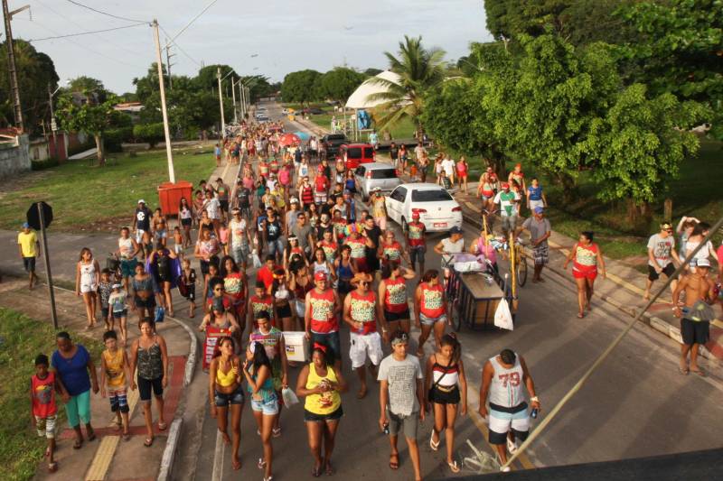 Um amor de Carnaval que já dura 26 anos. A romântica ilha de Mosqueiro, que no passado era um dos roteiros favoritos dos paraenses em viagens de lua de mel, é o cenário na medida para a história de Paulo e Nazaré. O enredo lembra o da clássica marchinha do "Pierrô e a Colombina", mas diferente da original, o amor não teve "um triste fim". No Carnaval de 1992, em Mosqueiro, Paulo Cesar da Silva, hoje com 55 anos, era um viúvo que derramava a solidão na folia de Momo. Sua família é uma das fundadoras da tradicional ‘Escola de Samba Pele Vermelha’. O então pescador  tentava esquecer a tristeza quando conheceu sua colombina.

FOTO: CARLOS SODRÉ / AG PARÁ
DATA: 10.02.2018
BELÉM - PARÁ <div class='credito_fotos'>Foto: Carlos Sodré /Ag. Pa   |   <a href='/midias/2018/originais/ccb47382-72eb-4833-89ba-fe8cd5d7fba8.jpg' download><i class='fa-solid fa-download'></i> Download</a></div>