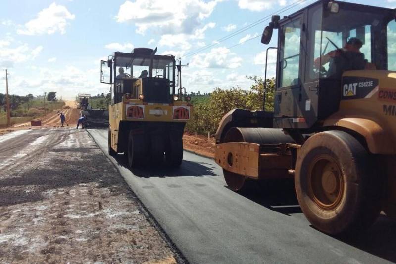 As chuvas começam a diminuir no interior do Estado e os trabalhos de manutenção das estradas paraenses continuam avançando. Serviços de pavimentação com CBUQ (concreto betuminoso usinado a quente) estão sendo realizados na rodovia PA-477 (foto), no trecho de 8 km entre São Geraldo do Araguaia e Piçarra.

FOTO: ASCOM SETRAN
DATA: 11.05.2018
SÃO GERALDO DO ARAGUAIA - PARÁ <div class='credito_fotos'>Foto: ASCOM SETRAN   |   <a href='/midias/2018/originais/ce03a4f4-c506-4710-a5f1-7c724ebfe944.jpg' download><i class='fa-solid fa-download'></i> Download</a></div>